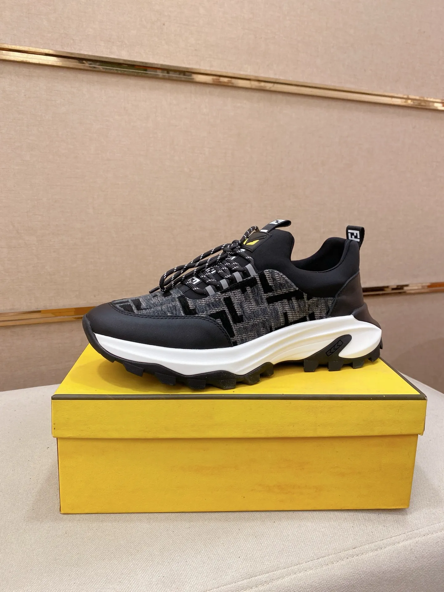 Men's shoes 💰 462💰 (fendi) New style 👊🏻 upper 🇮🇹 imported cowhide fabric 🇩🇪 lining imported sheepskin lining. The original outsole is molded to highlight the identity of every man, and the upper foot is elegant and stable🚶🏻🚶🏻The high-end custom counters reproduce the original version📯No matter the wind or rain, the shoe last remains unchanged and can withstand the verification of time🔍️,🔵 Size: 38-44